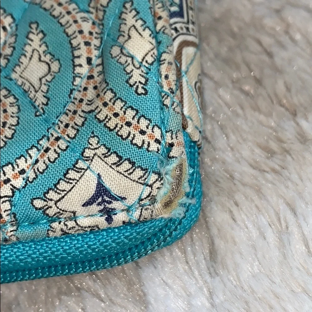 ⚠️ New Listing Vera Bradley ID Wallet Pre Owned - Picture 2 of 4